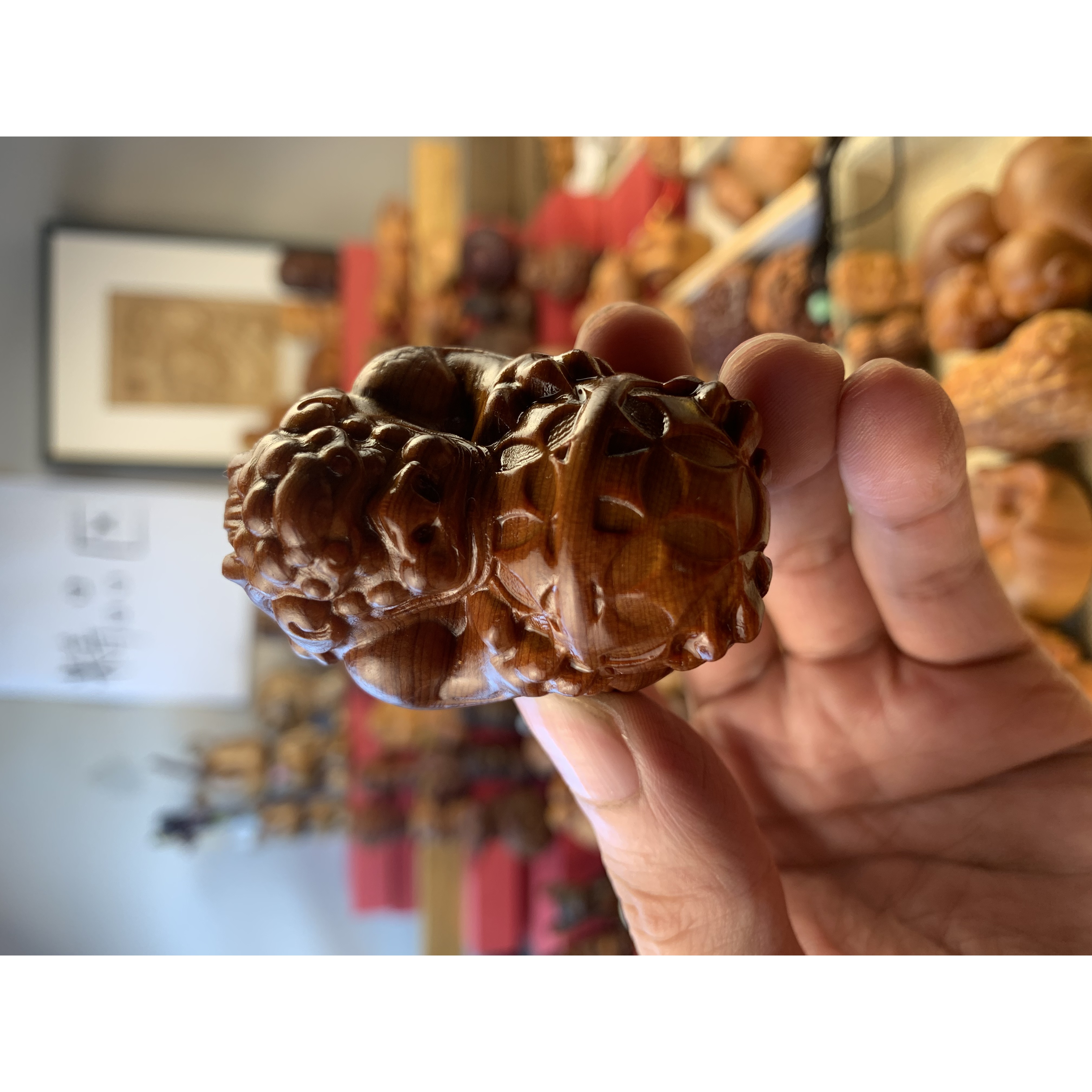 高货哦 陈化料崖柏透光皮休抱球手把件