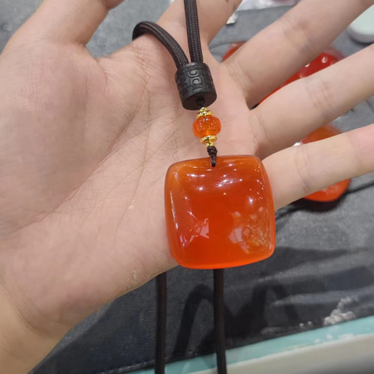 天然青鱼石厂家直供保真平安无视牌吊坠挂脖百搭毛衣链宝宝佩戴