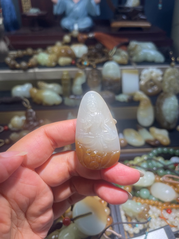 新疆和田玉且末金山糖白观音挂件