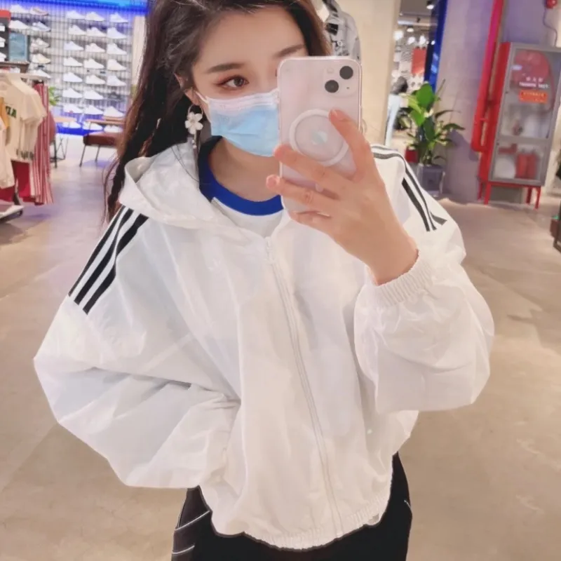 【推荐】阿迪达斯三叶草女服连帽外套女运动休闲WINDBREAKER 2023
