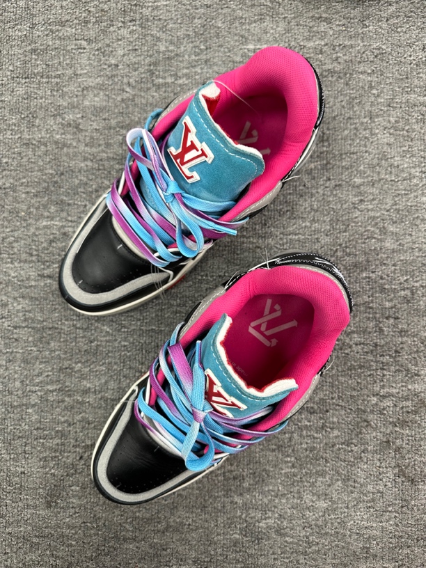 39 Lv trainer 板鞋 黑粉秀款