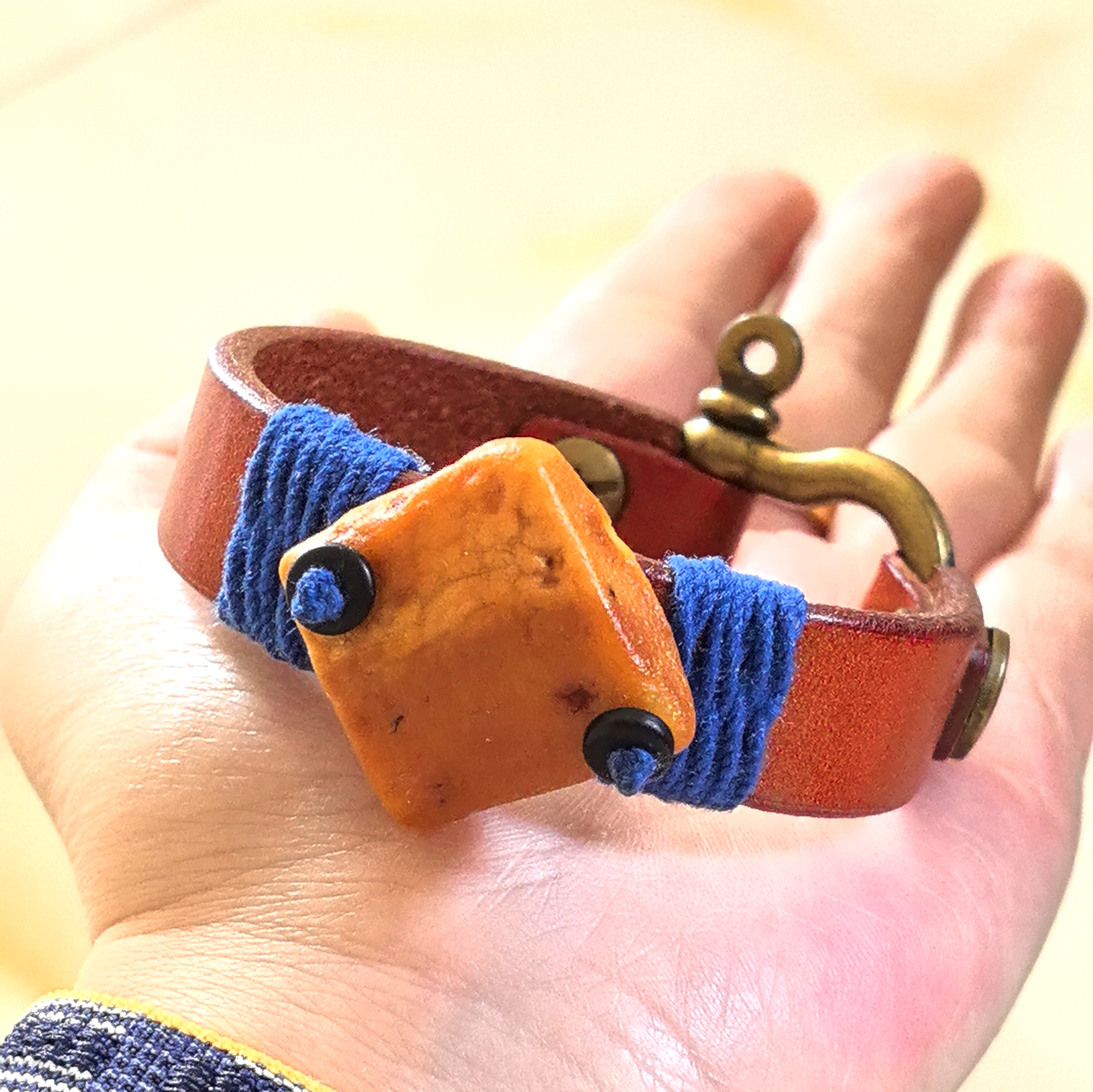 天然蜜蜡原石皮绳手牌款