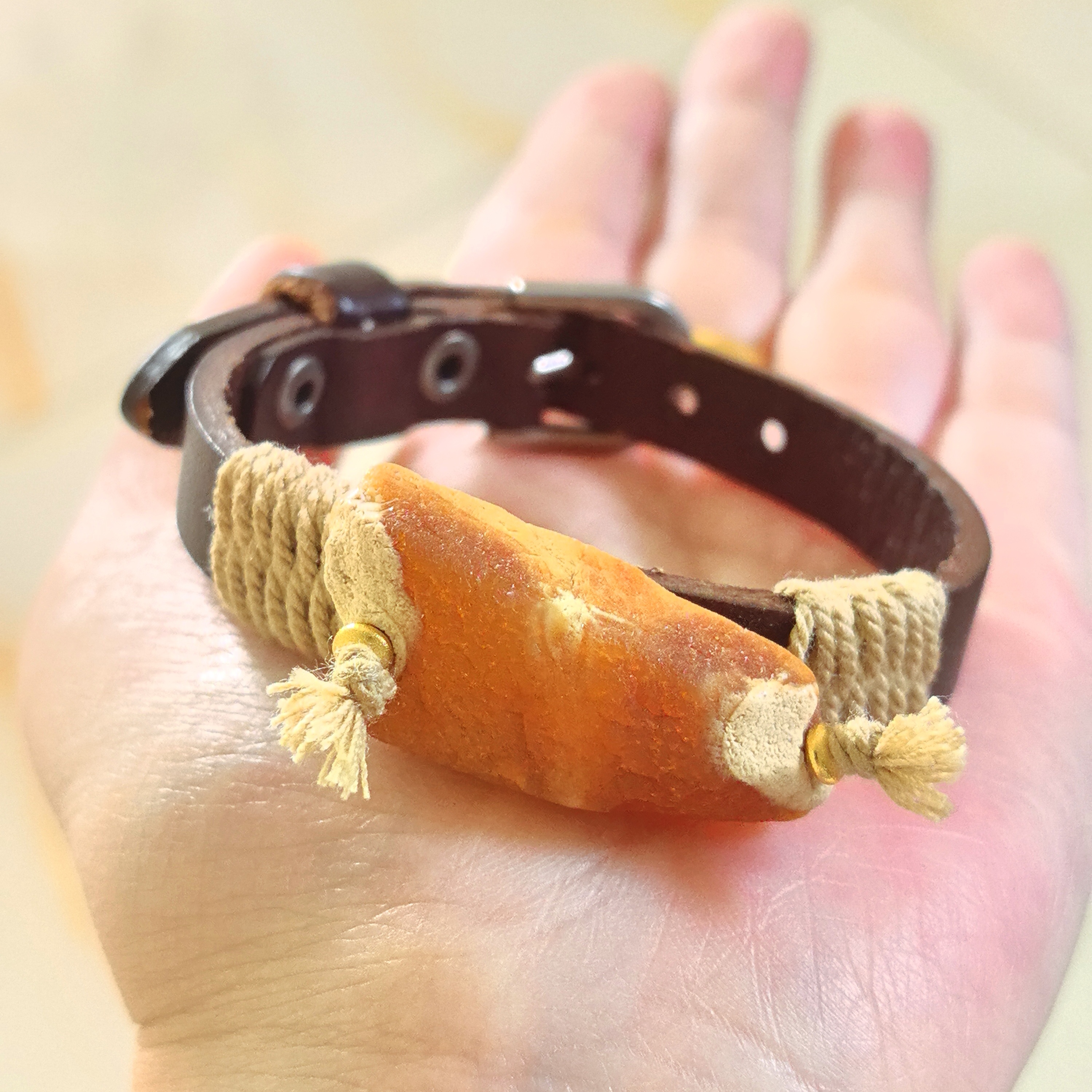 天然蜜蜡原石皮绳手牌款