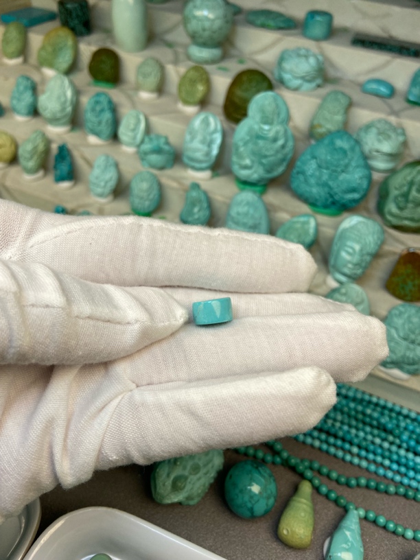 原矿绿松石饼子。