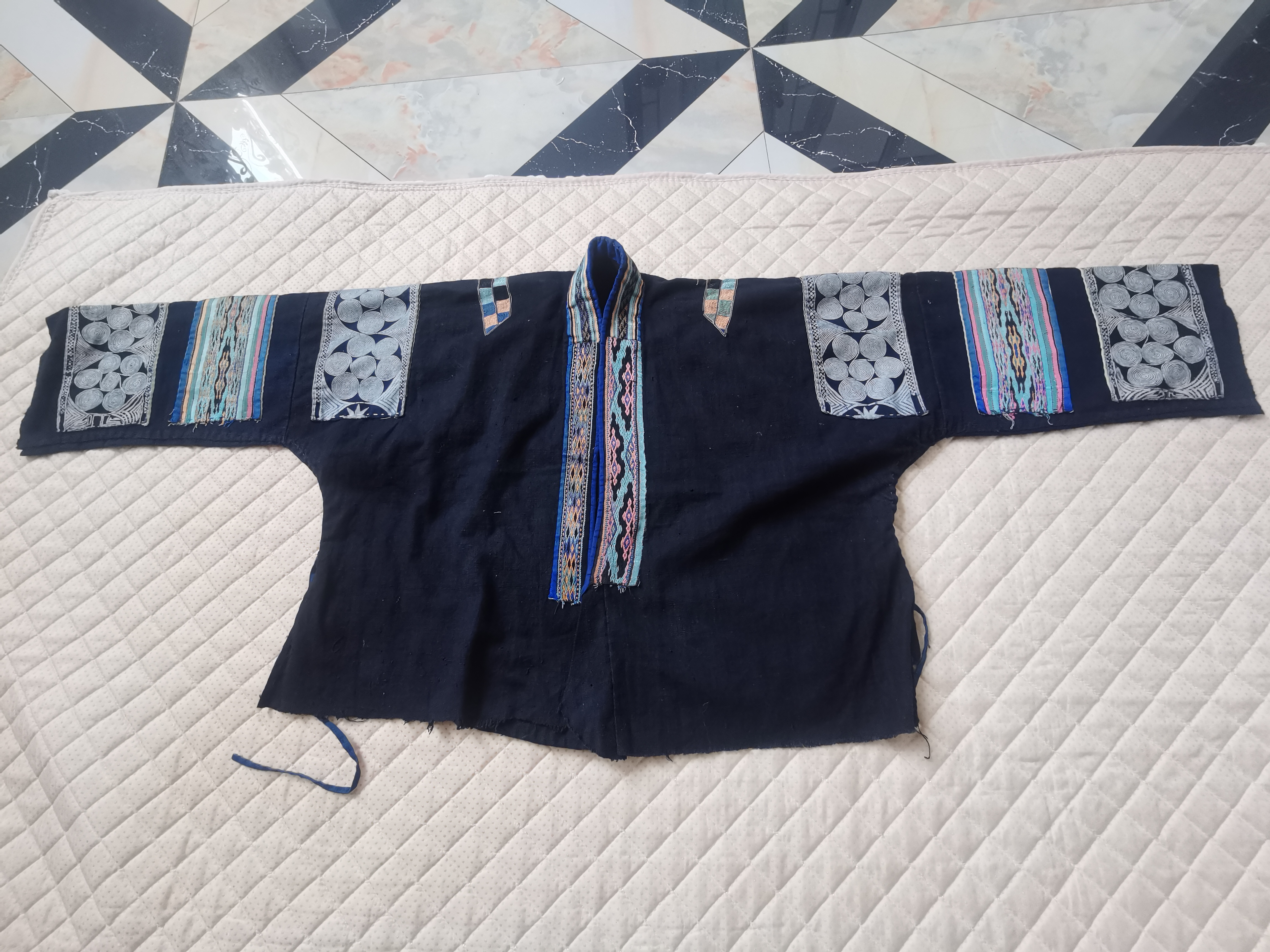 关岭布衣族针丝老绣衣服