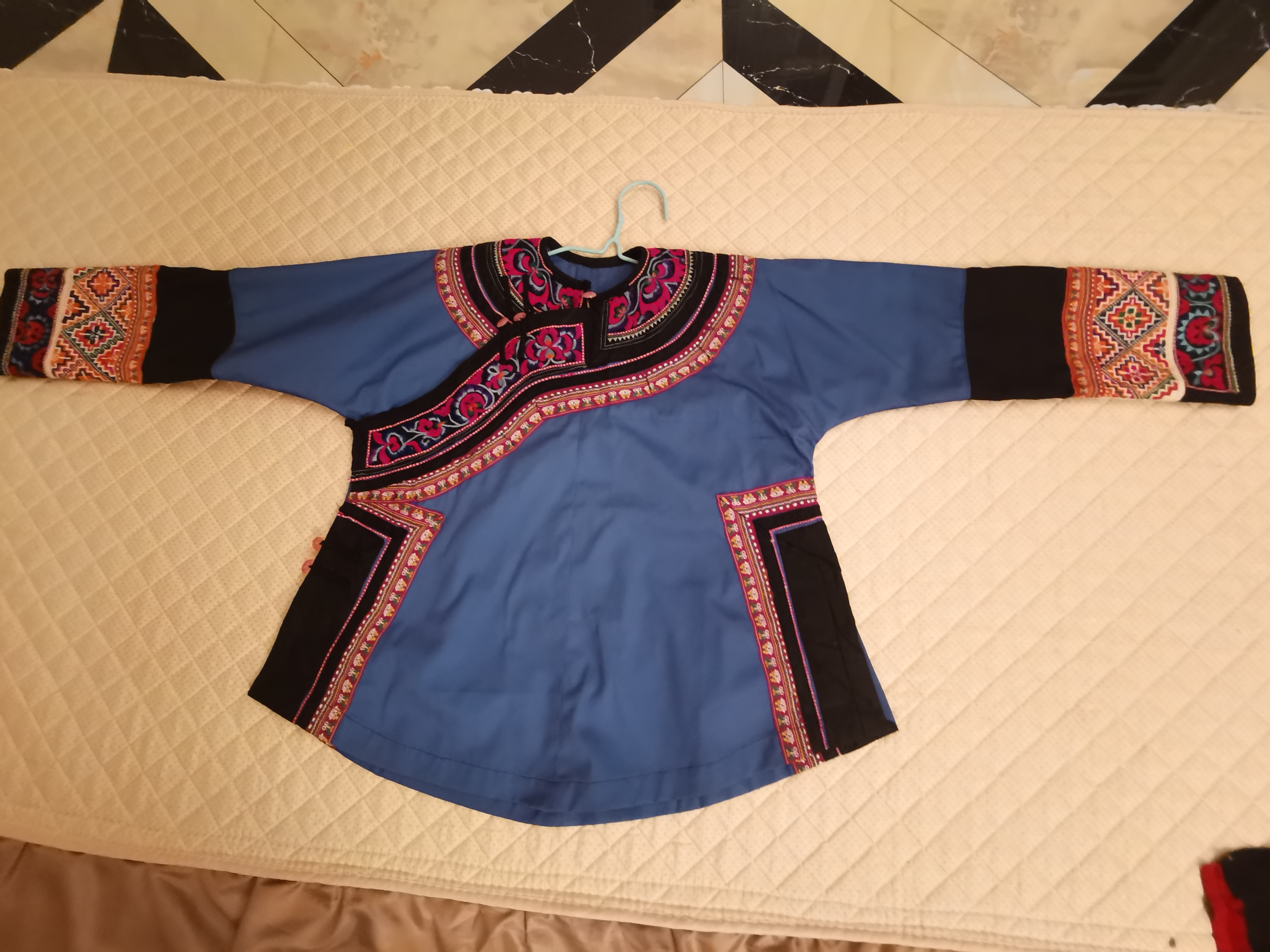 云南彝族阿泽老秀衣服。