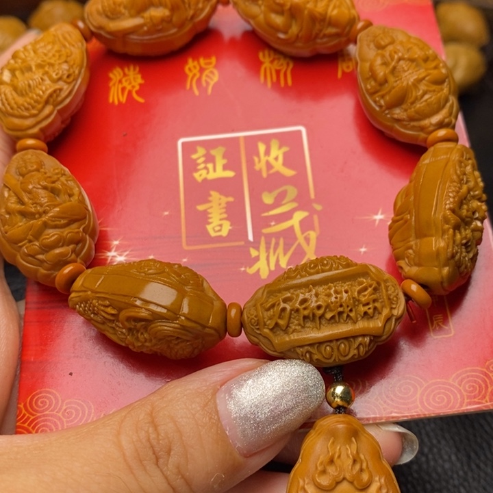 橄榄核核雕九龙万佛