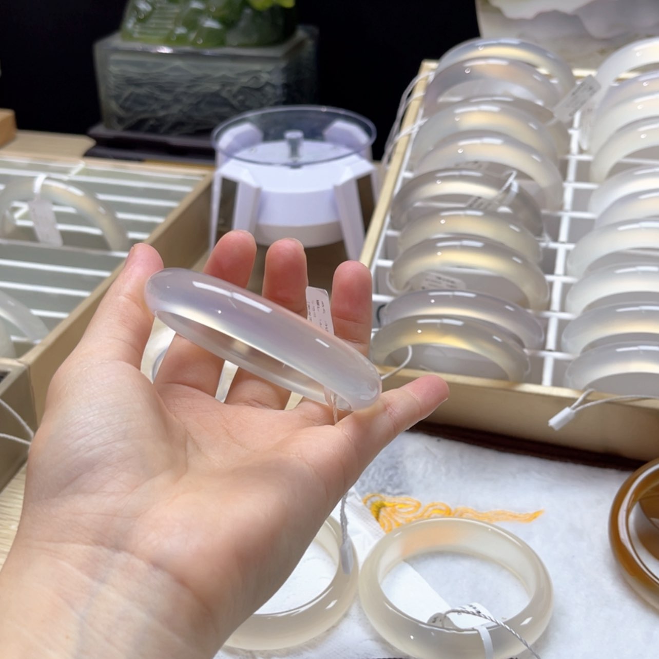 【闪购商品】玛瑙/玉髓手镯未镶嵌一***_