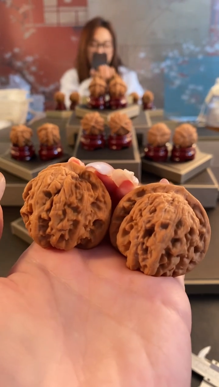 【闪购商品】文玩核桃把件a68盘龙虎头43