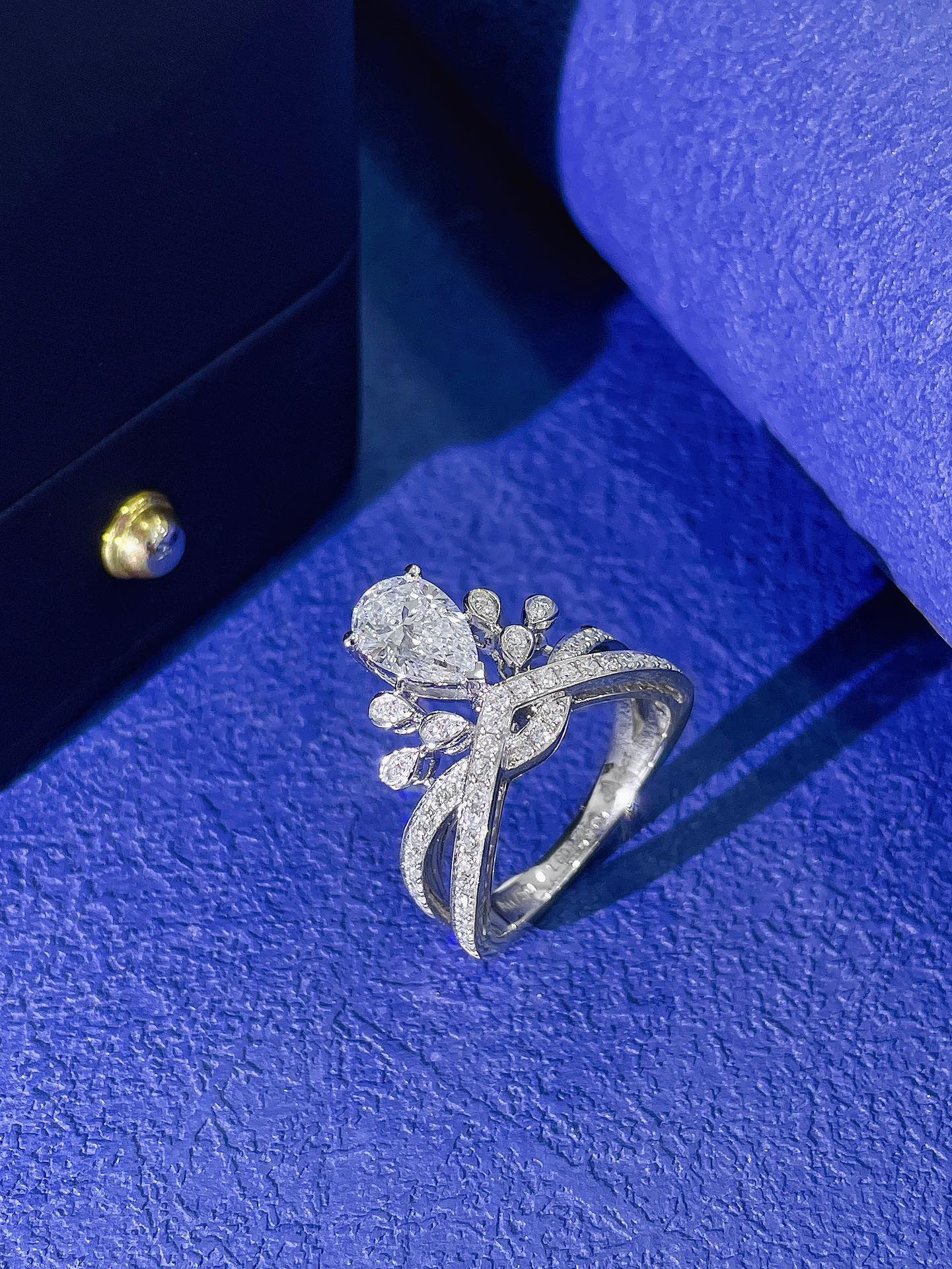 【合成/培育】18K培育钻石水滴皇冠戒指重金版联系客服有折扣) 