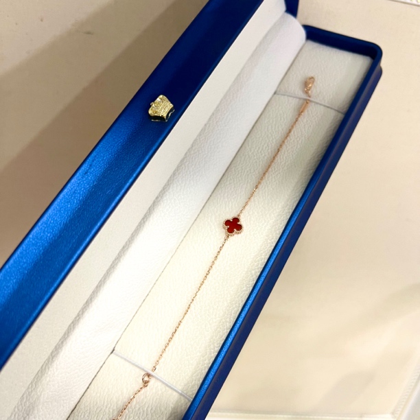 18k金单花四叶草迷你手链9.5mm小花玛瑙手链