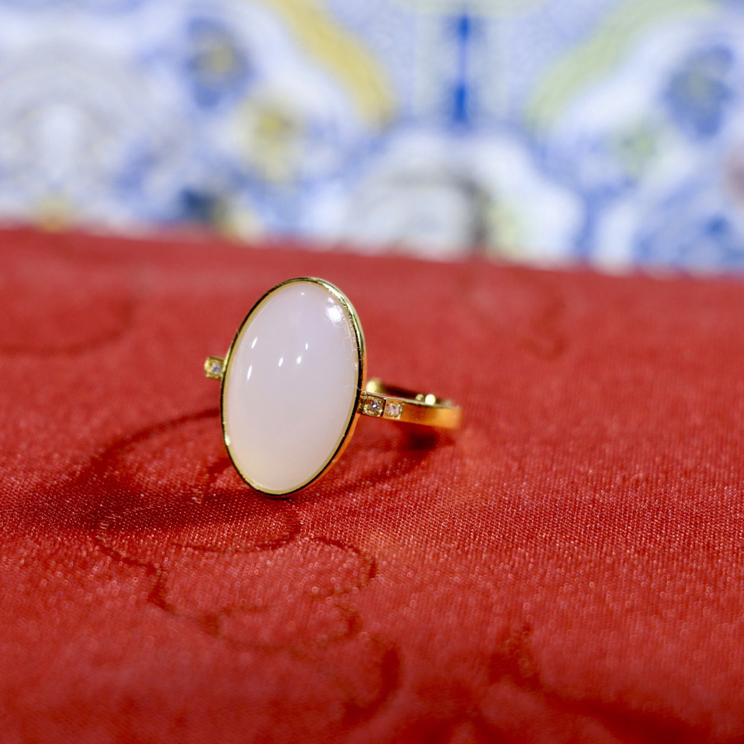 18k金和田白玉戒指 简约大方时尚设计日常精致