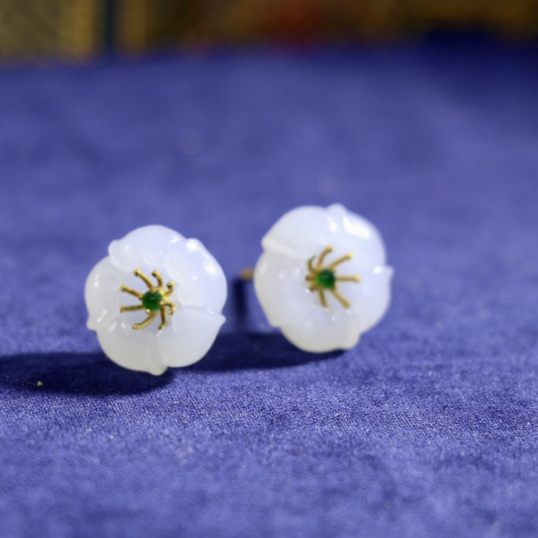 18k金和田白玉小花耳钉 简洁大方 经典百搭 