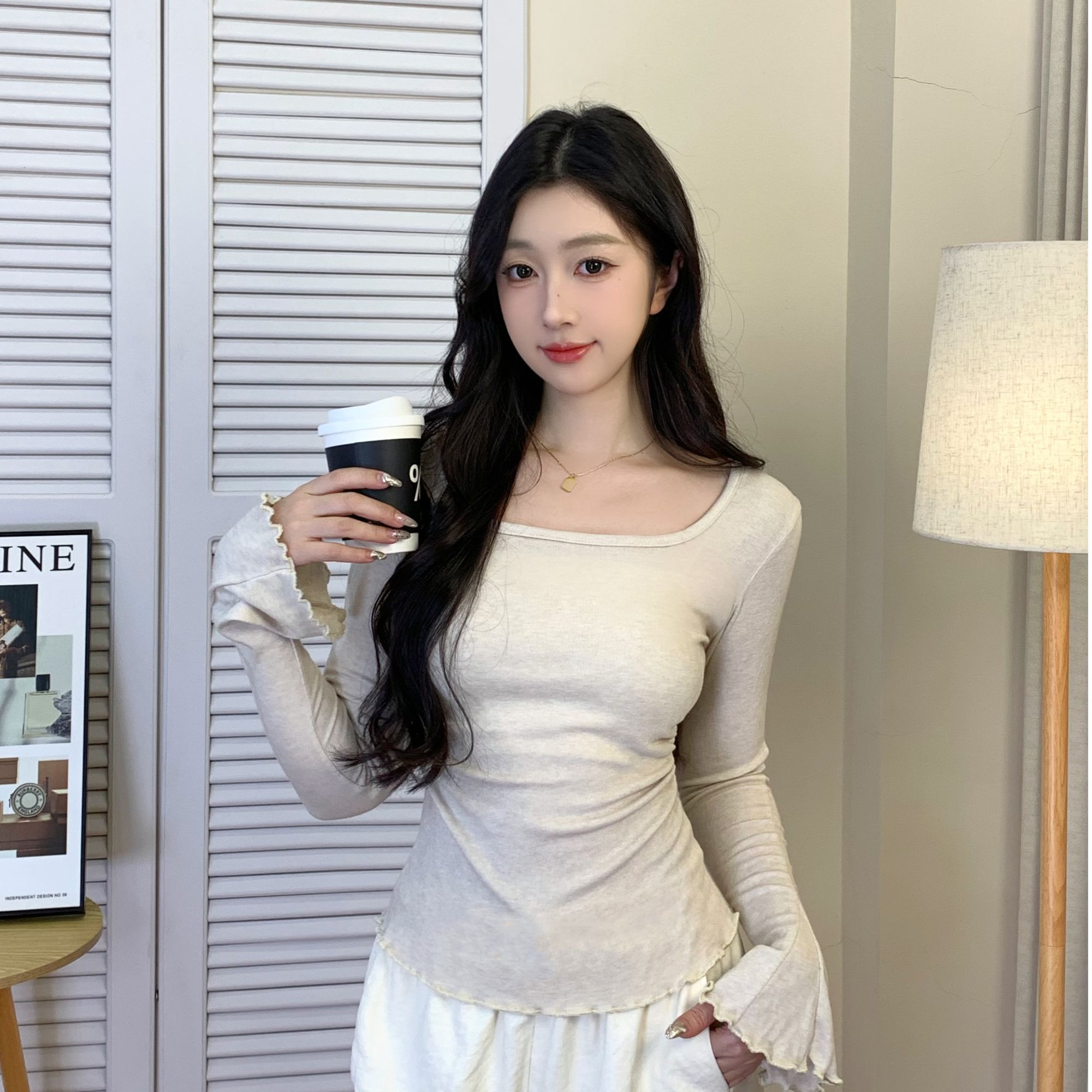 【青仓】辣妹性感大方领长袖 新款修身显瘦内搭打底衫喇叭袖上衣