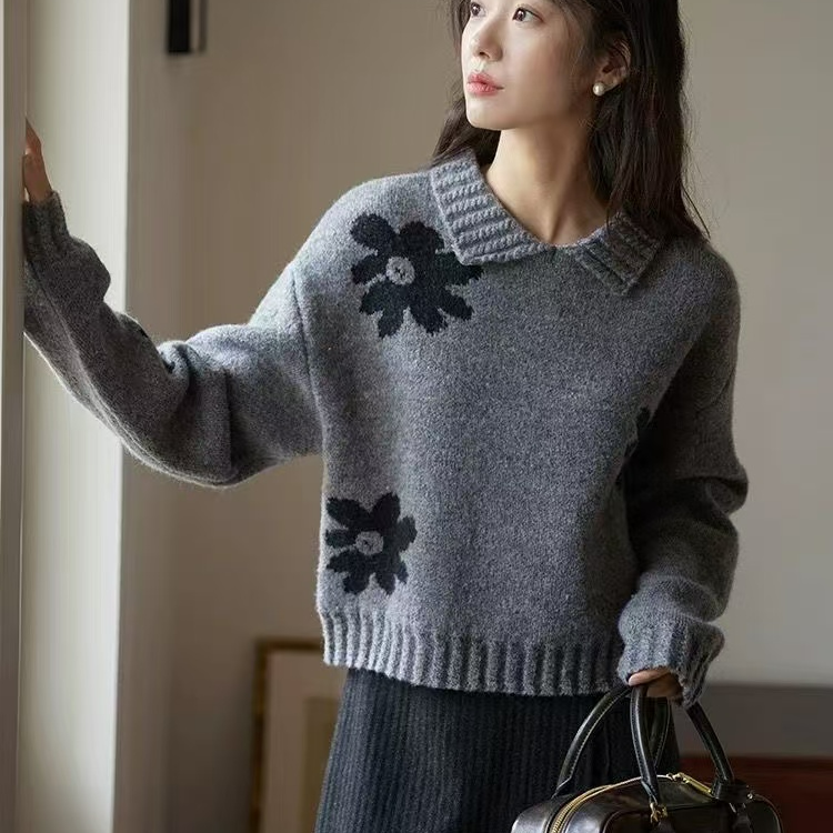 法式复古花朵灰色翻领毛衣女秋冬宽松慵懒风短款套头针织衫加厚
