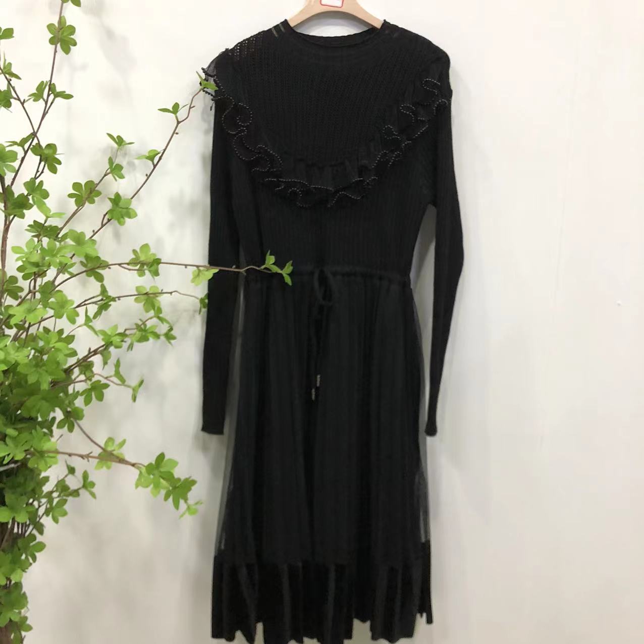 HY04423【品牌撤柜轻奢定制】圆领黑色网纱钉珠花边抽绳毛衣裙