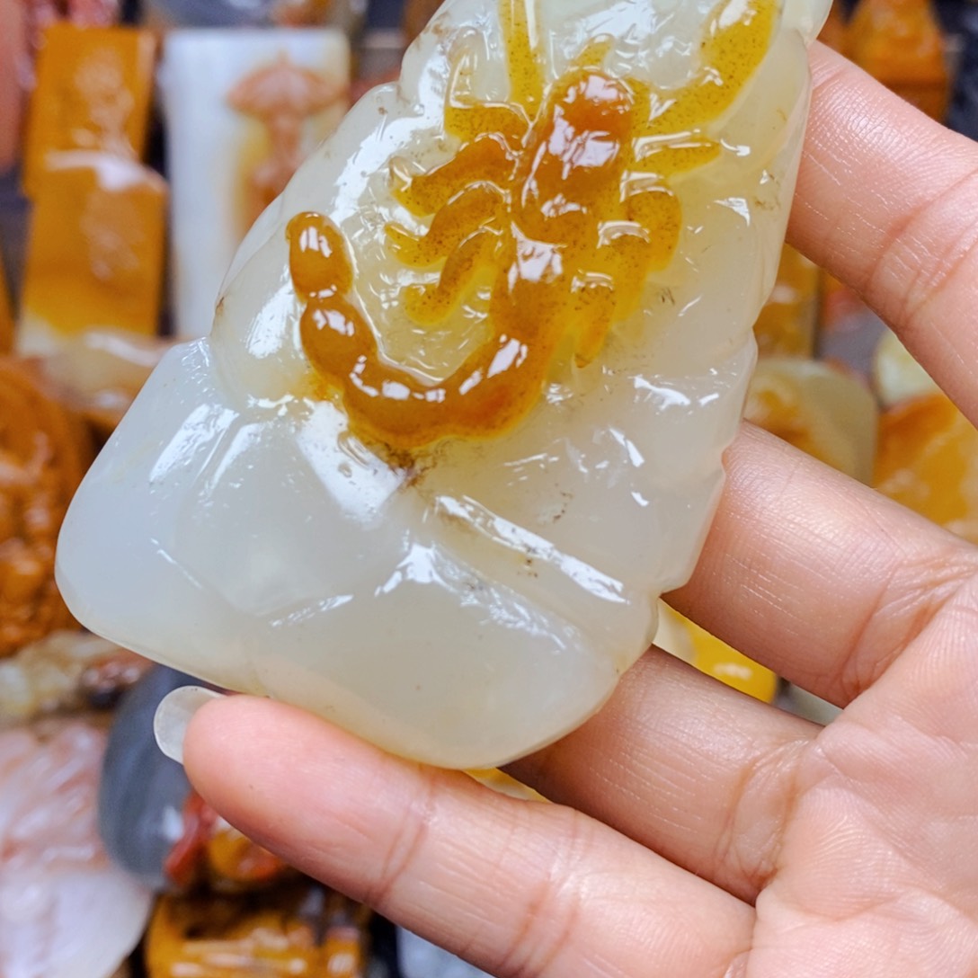 石英质玉（黄龙玉）颈饰未镶嵌