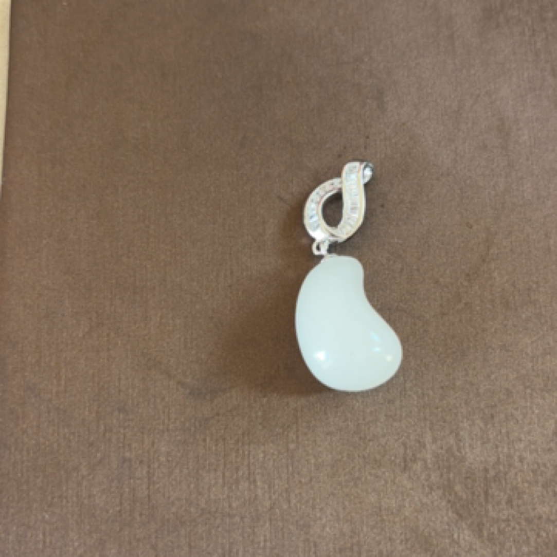 佘太翠玉石小吊坠
