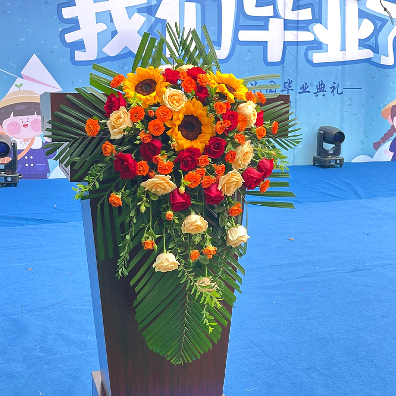 会议讲台花签到花桌花胸花演讲台花公司年会用花同城花店鲜花制作