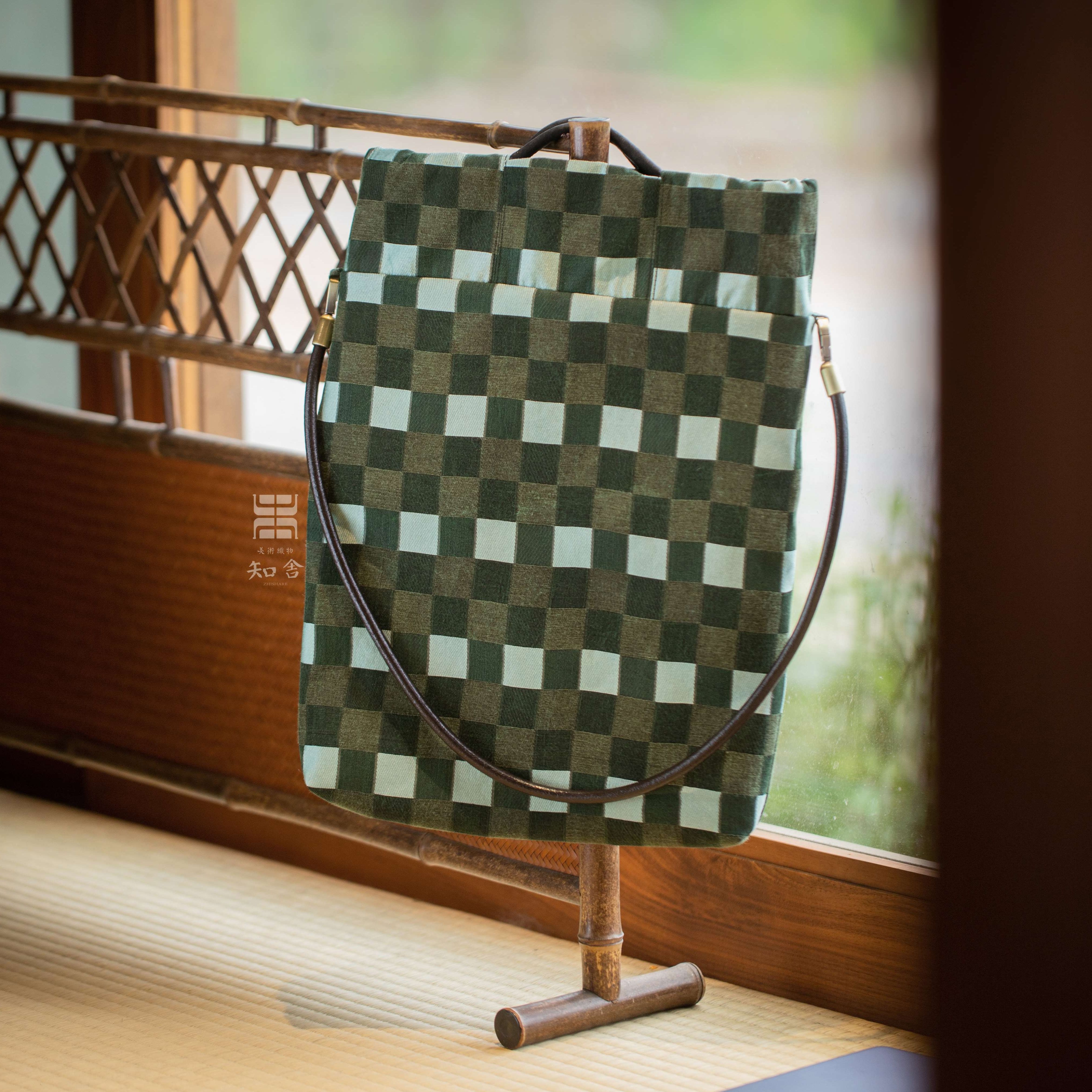 知舍·香云纱编织格纹手提包