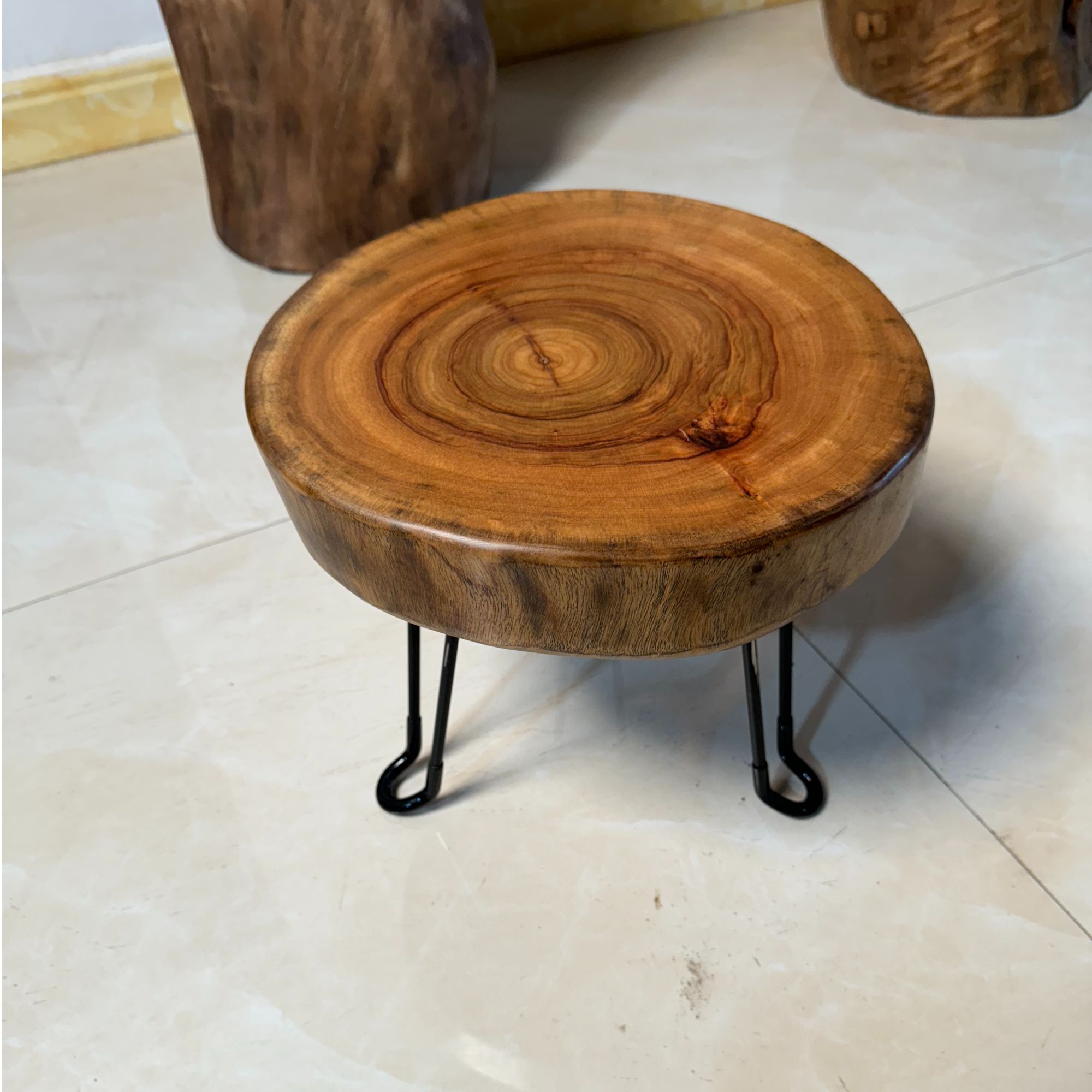 香樟木根雕工厂直销铁艺脚拼接坐凳三腿板凳原木客厅卧室