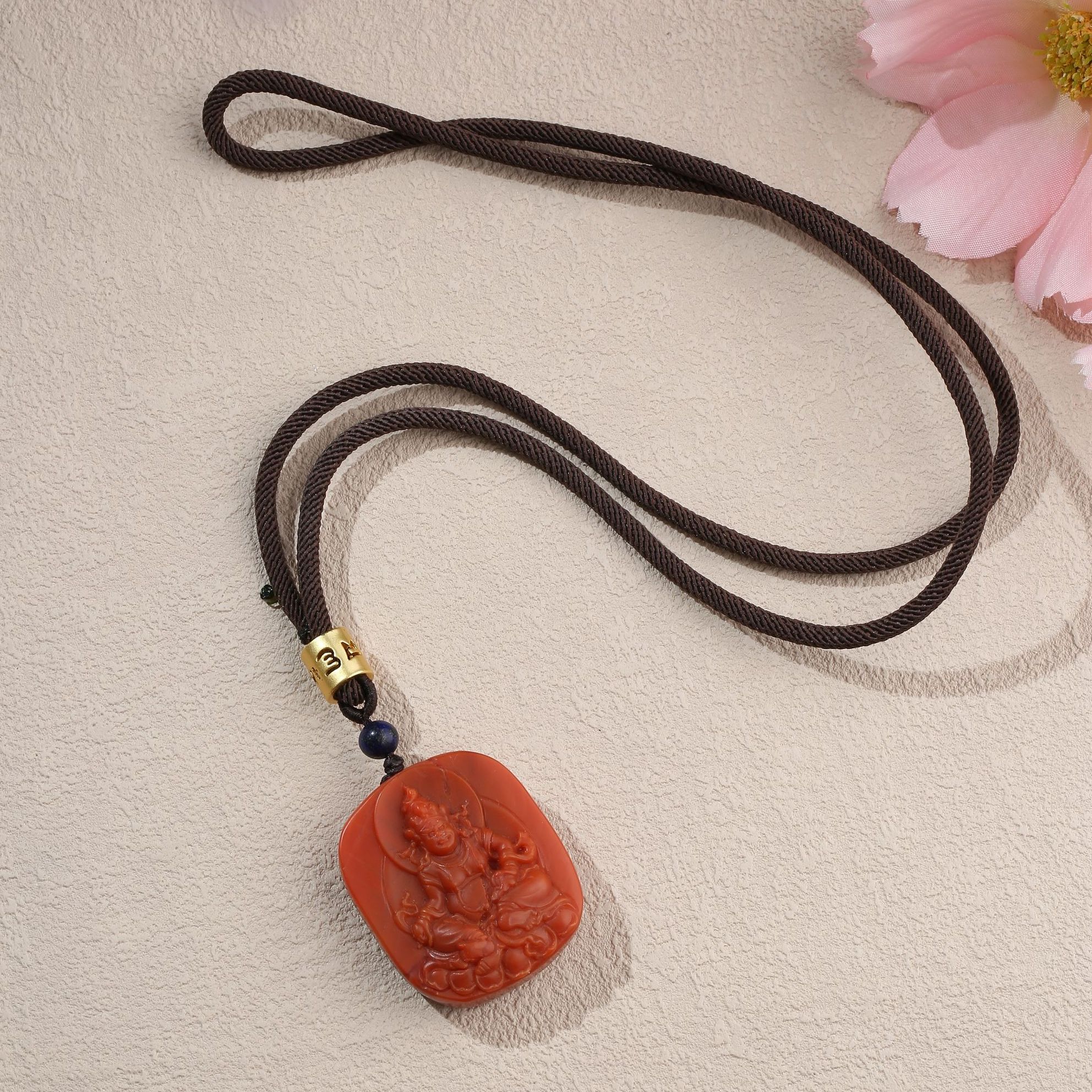 布达拉宫南红雕刻件吊坠编绳款