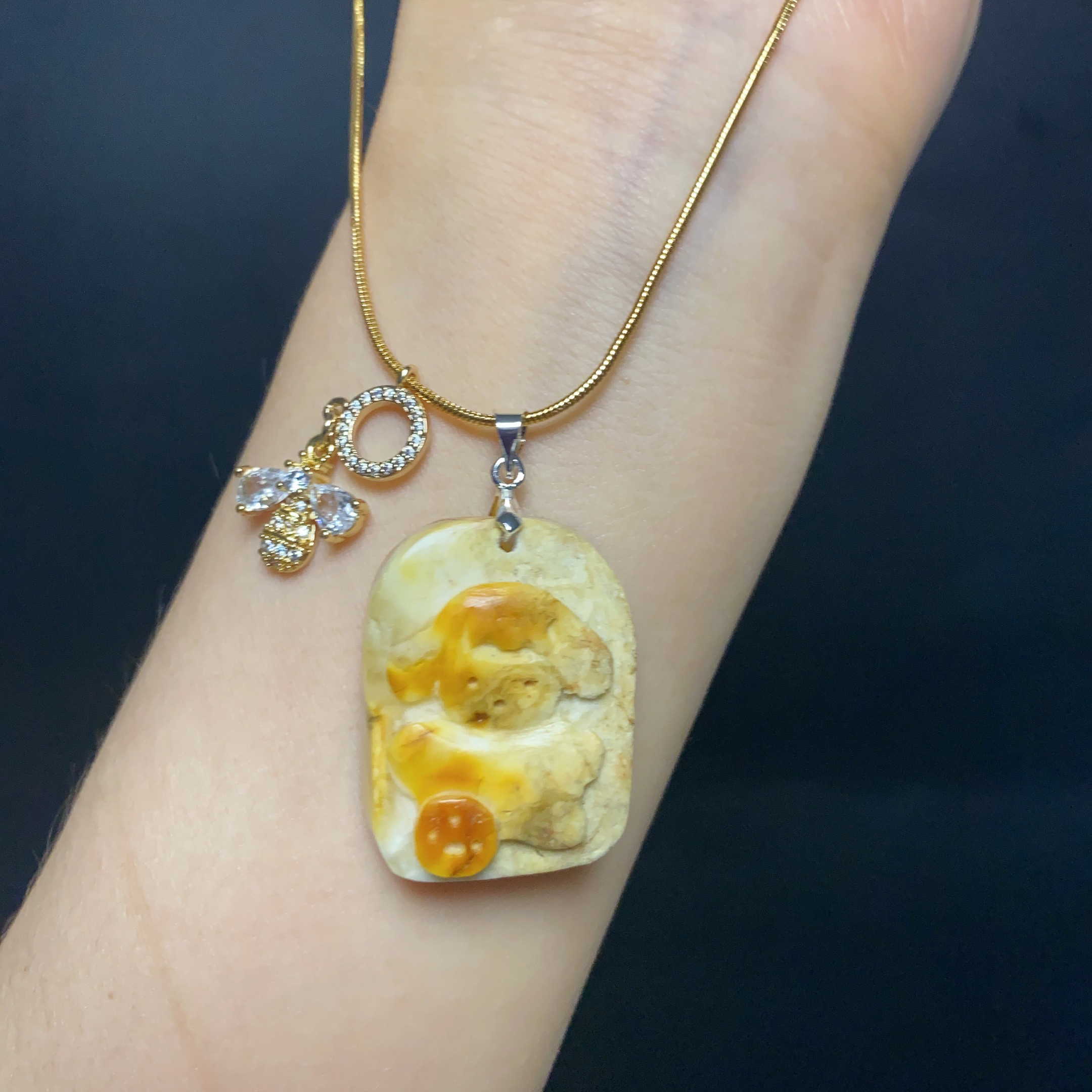 吉月天然琥珀蜜蜡清水漂狗狗踢球牌项链