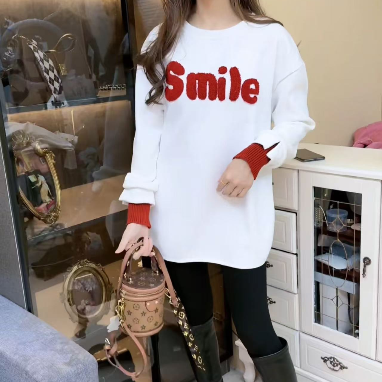 蓝莓果：新年快乐红2024冬款加绒加厚潮牌时尚上衣<韩里韩气>