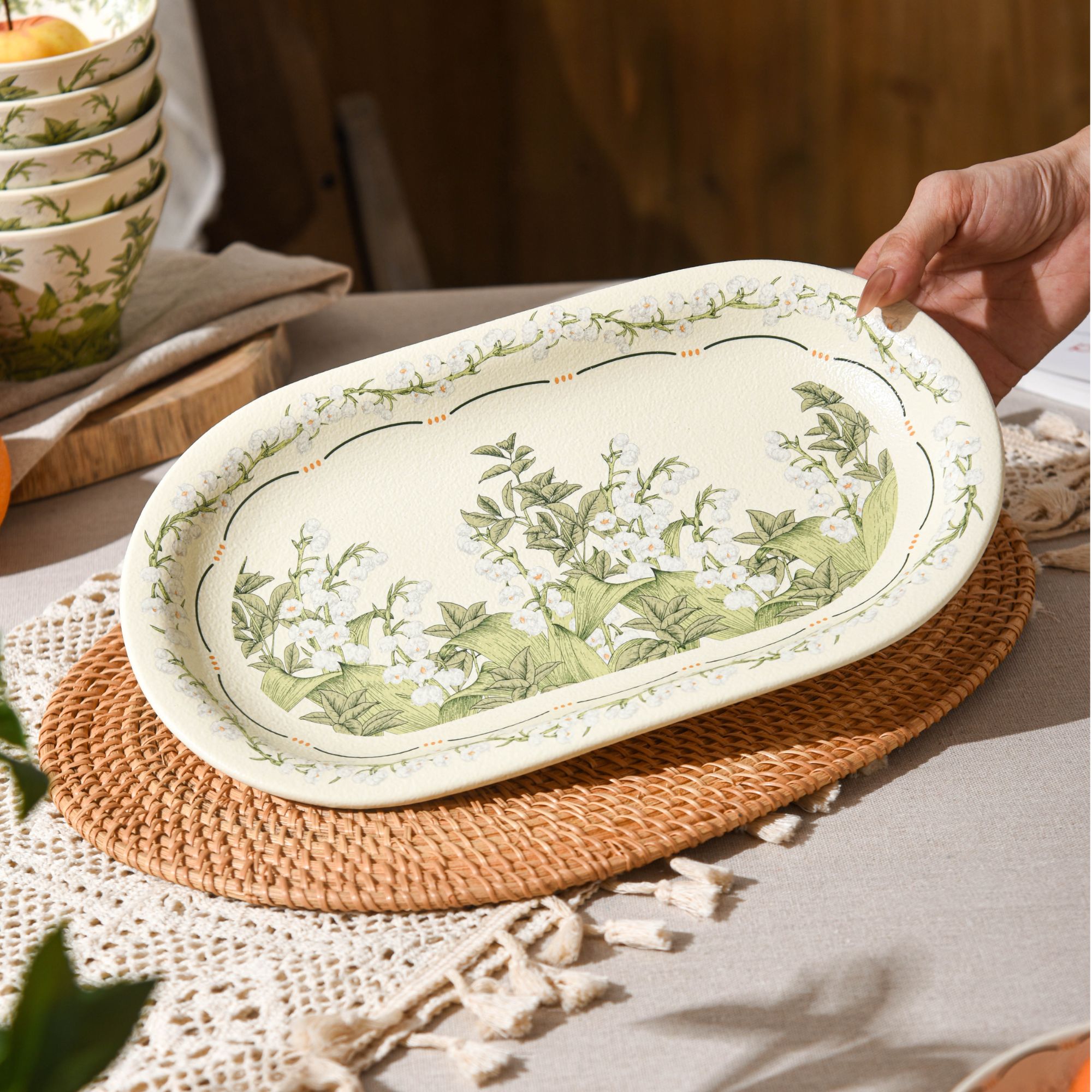 《华典》幸福铃兰—12.5英寸家用简约陶瓷鱼盘椭圆珠光磨砂釉中彩