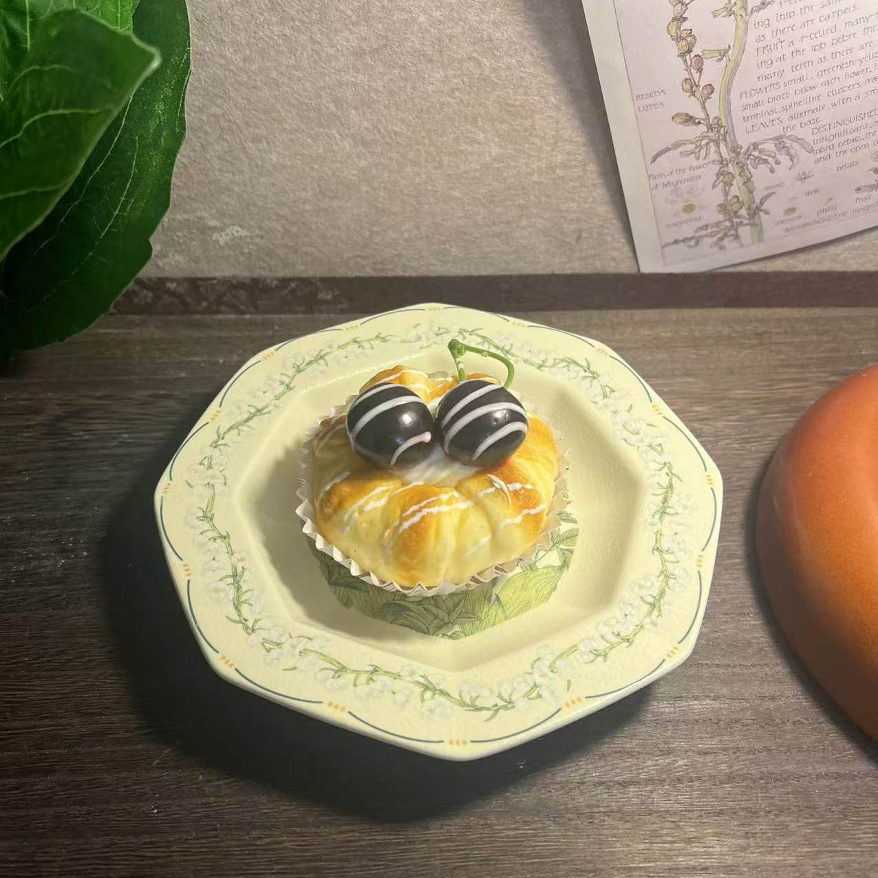 《华典》幸福铃兰八角珠光磨砂釉中彩小吃盘