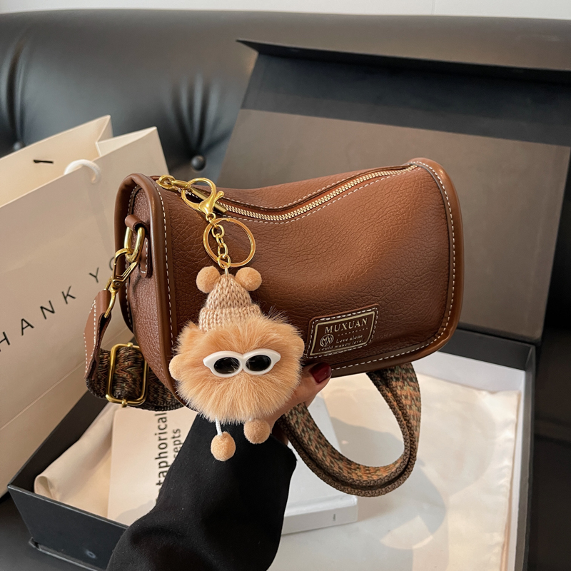 波士顿包包女2025新款高级感法棍单肩包今年流行宽带斜挎小枕头包