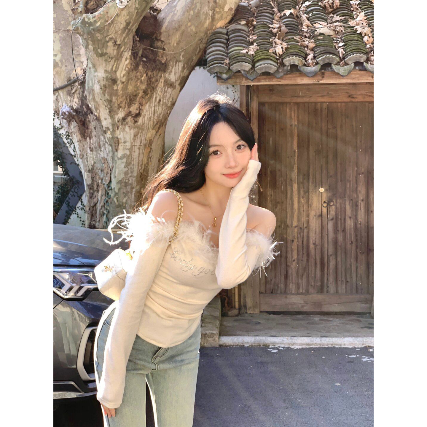 白色露肩长袖T恤女秋季毛毛拼接修身显瘦甜辣设计感百搭打底上衣