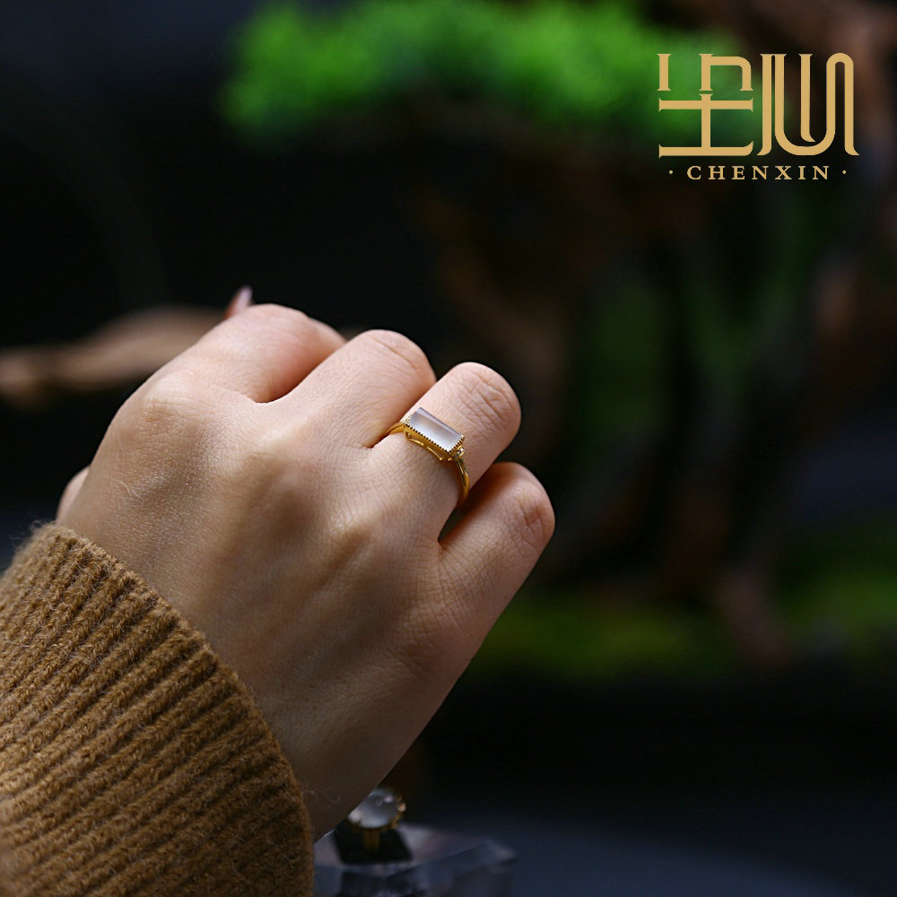 18k金镶嵌方形翡翠戒指带南非钻时尚高端气质