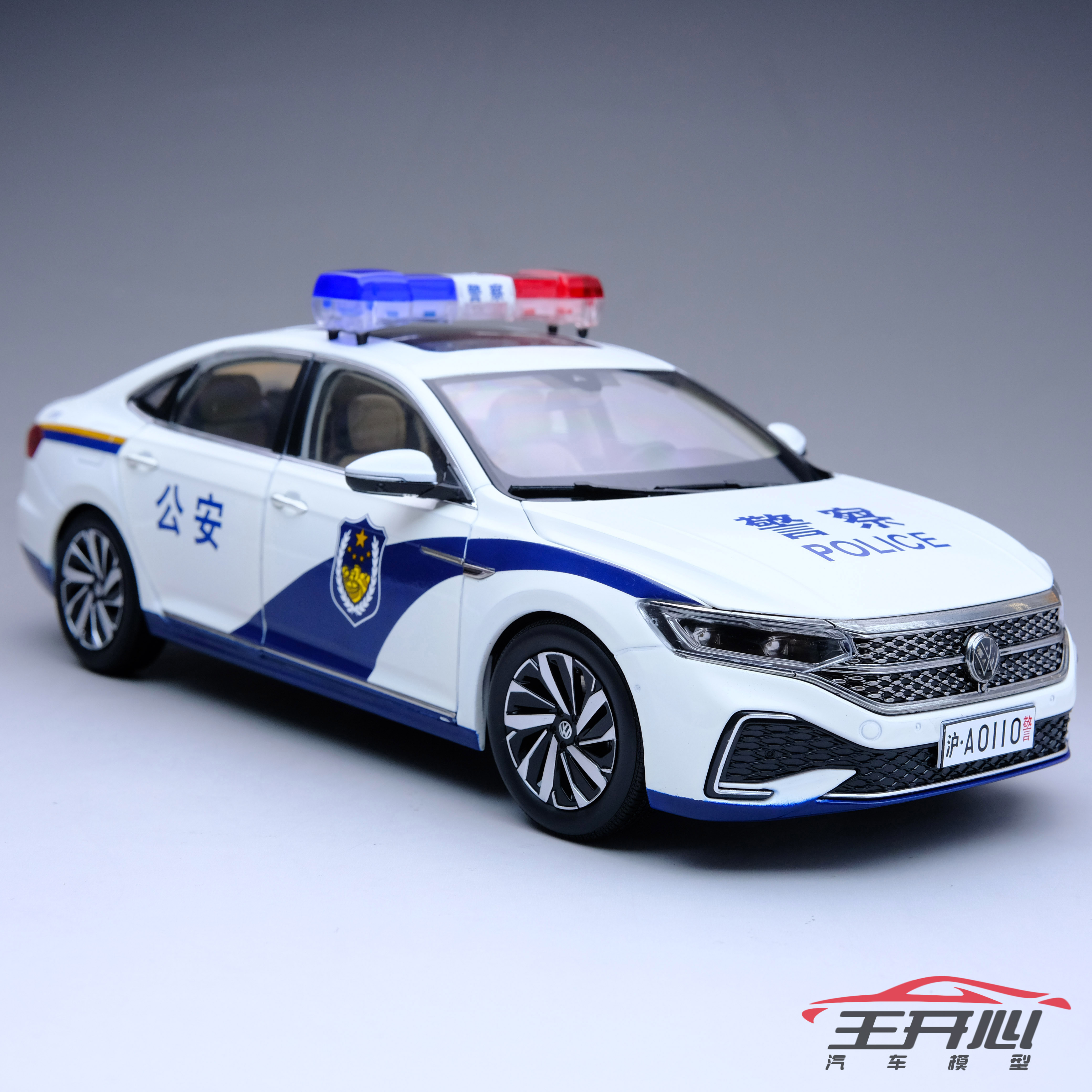 1/18 大众帕萨特  警车涂装   静态汽车模型 收藏版  合金全开