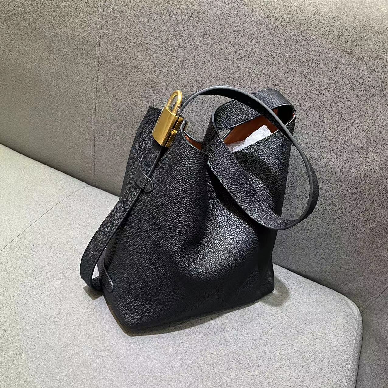 【A316-8373】牛皮托特包时尚百搭女士黑色小水桶包单肩包