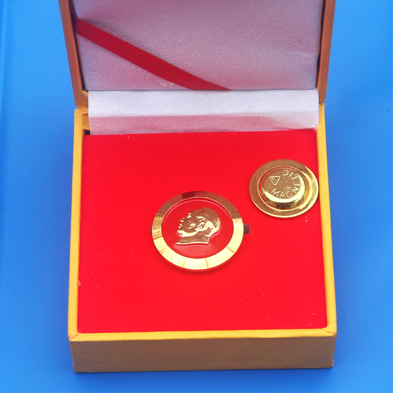 毛主席头像磁扣镀金像章红色金色胸章胸针伟人徽章纪念品西服装饰