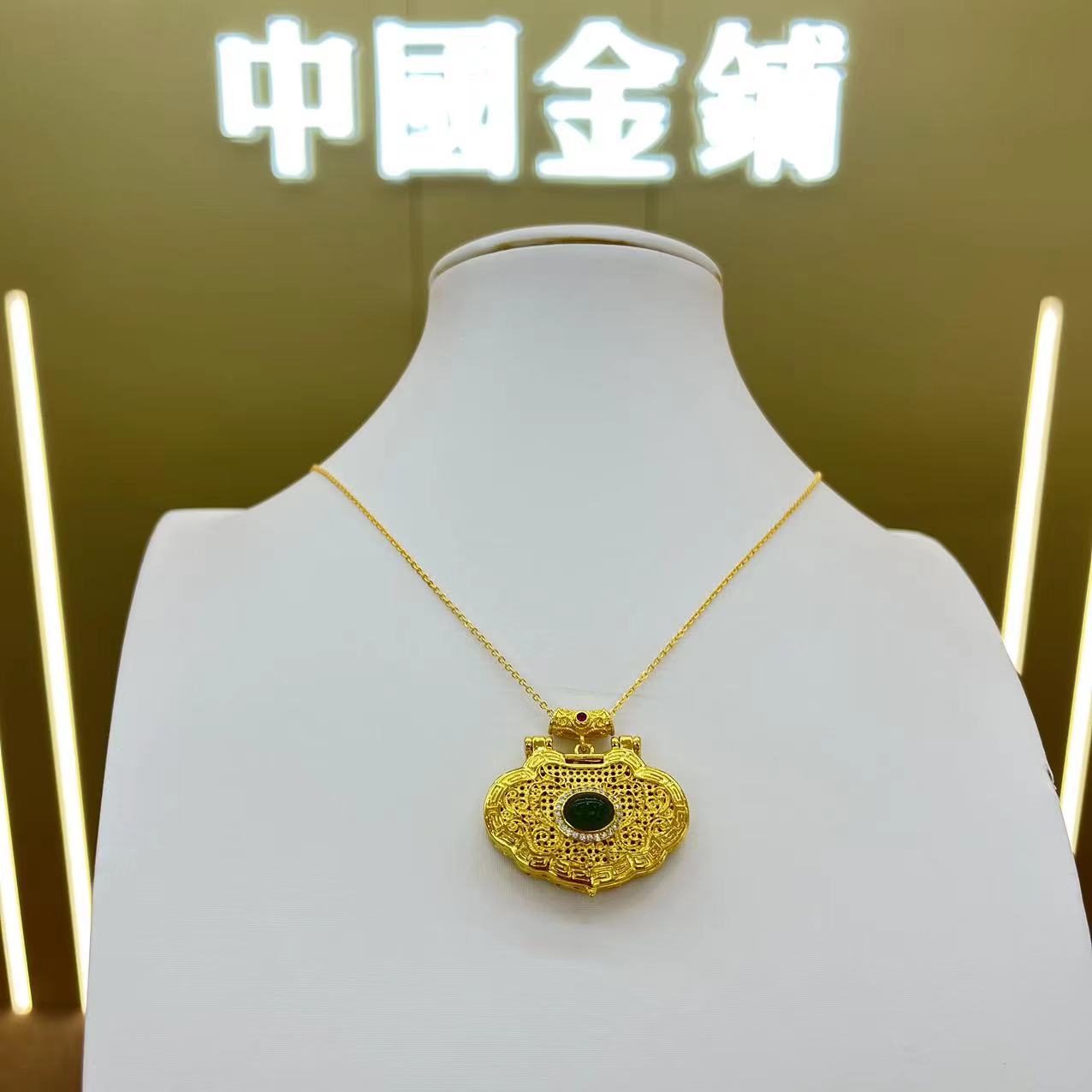 中国金铺-设计款开盖大香囊吊坠天然和田玉碧玉吊坠送项链K245