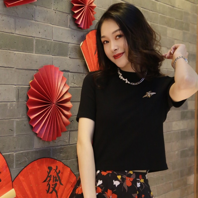 GIRDEAR/哥弟新款黑色小蜜蜂刺绣ins短袖正肩短款t恤女1300360