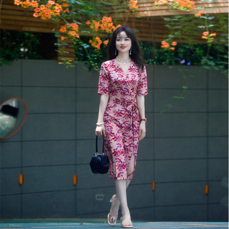 红粉佳人）斜裁国风优雅女人2025修身v领显瘦中长款真丝包边连衣裙