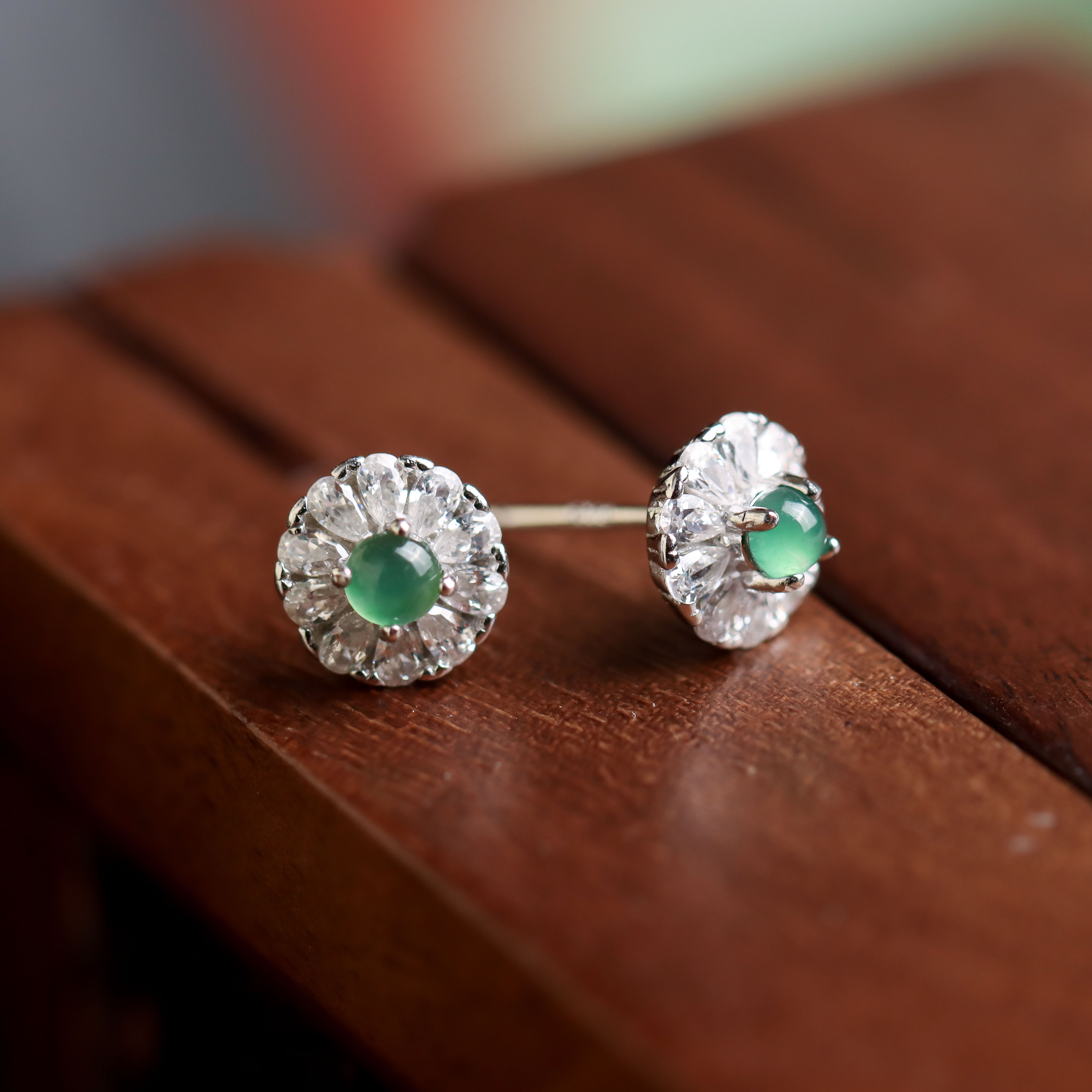 S925银素银镶嵌翡翠四爪蛋面时尚精致百搭送礼女款耳钉