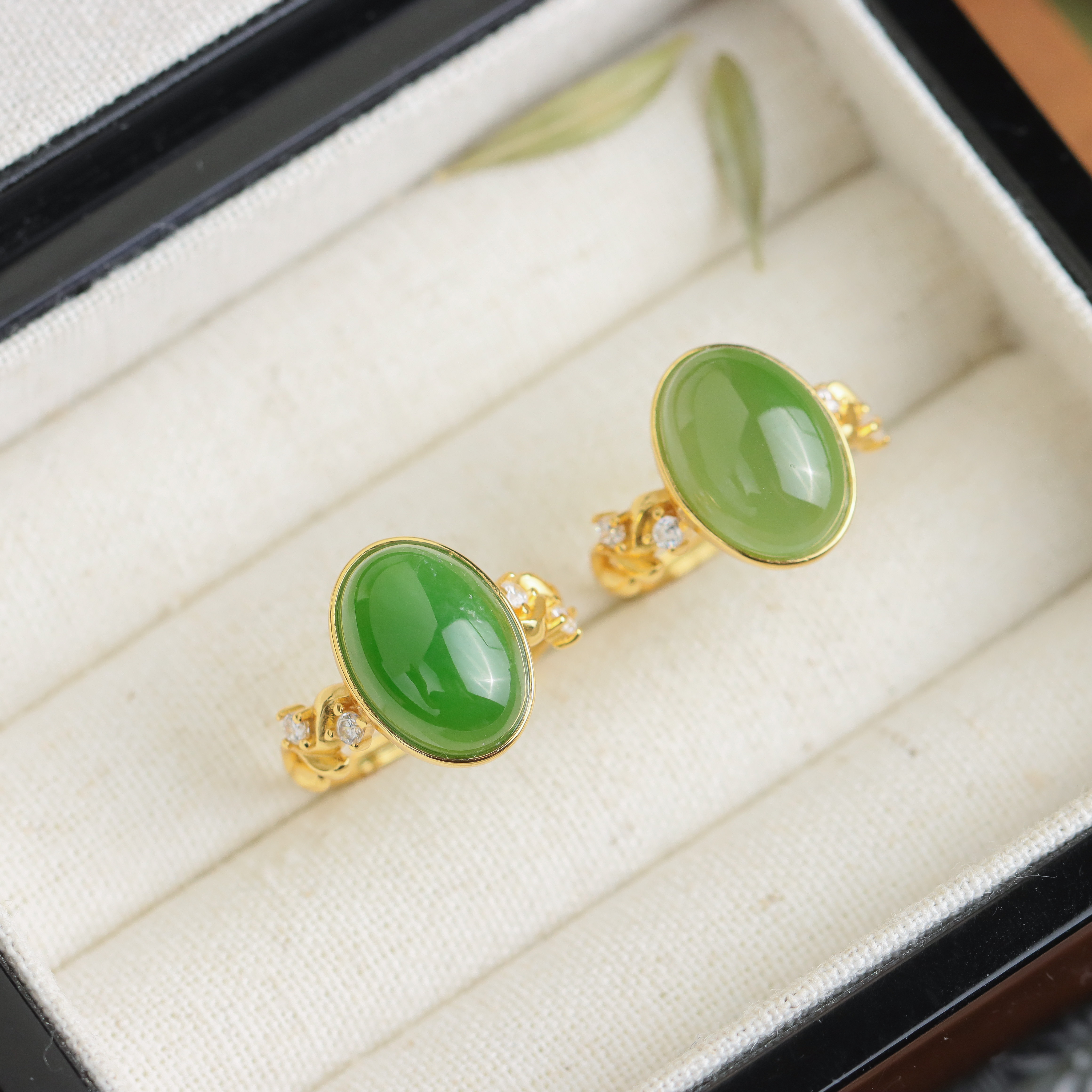 S925银镶嵌碧玉蛋面精致大方女款戒指（多样性发货 发其一）