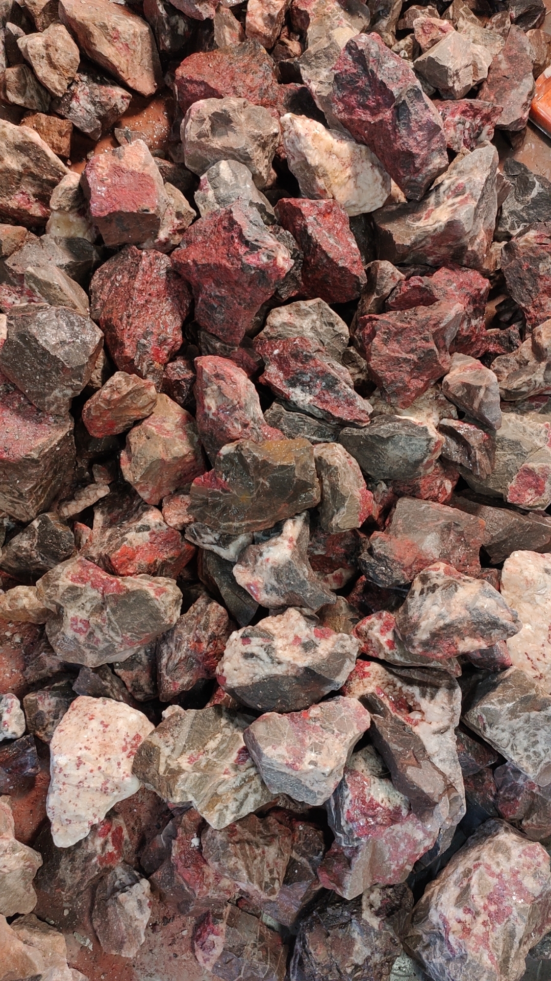 天然朱砂原石摆件随机发