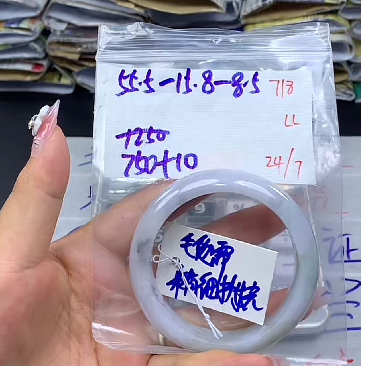 天然翡翠未镶嵌手镯760元55.5#毛货需精细抛光  有纹