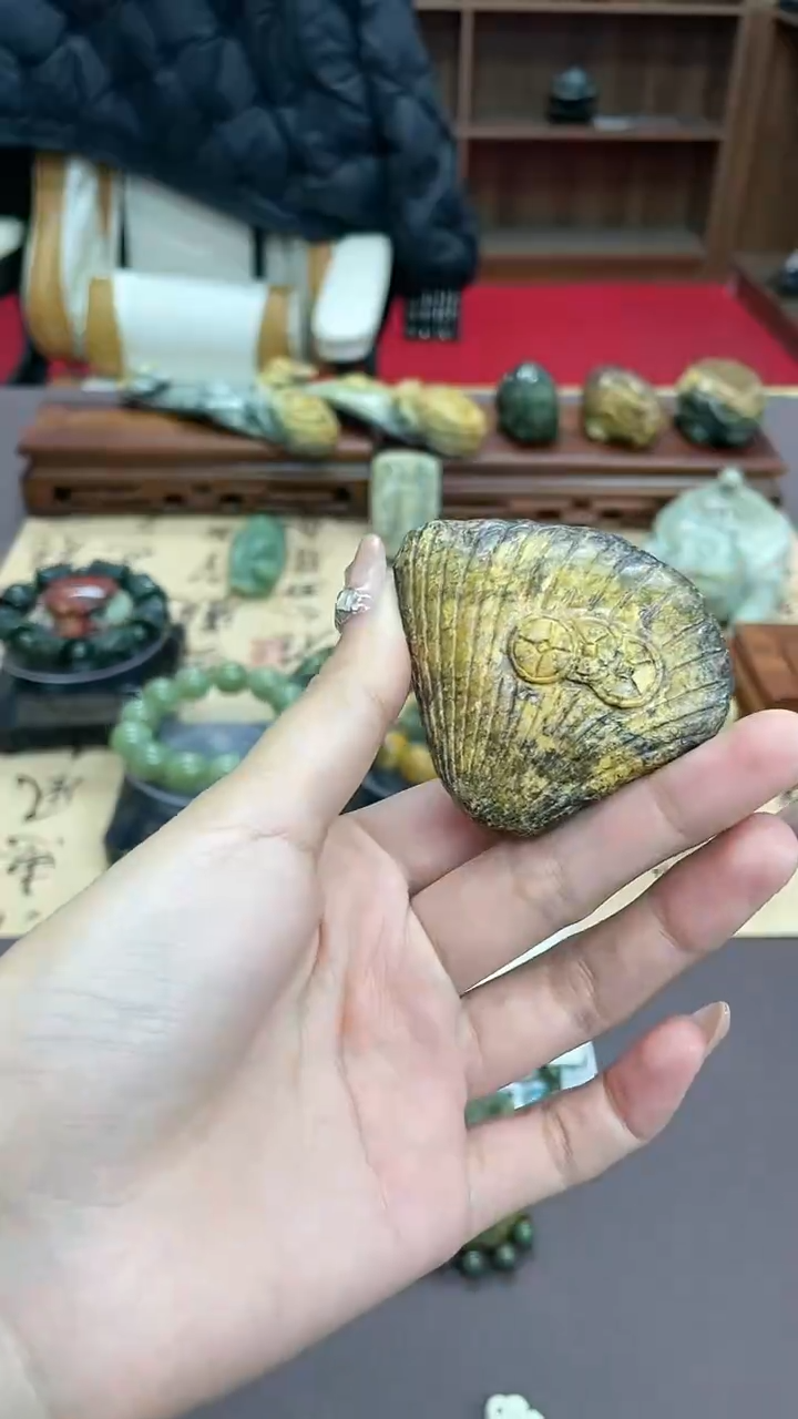 【闪购商品】透闪石质玉颈饰未镶嵌手把