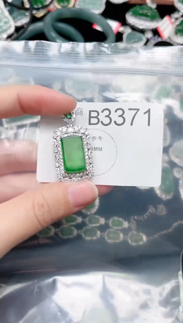 【闪购商品】翡翠颈饰未镶嵌赠皮绳3371