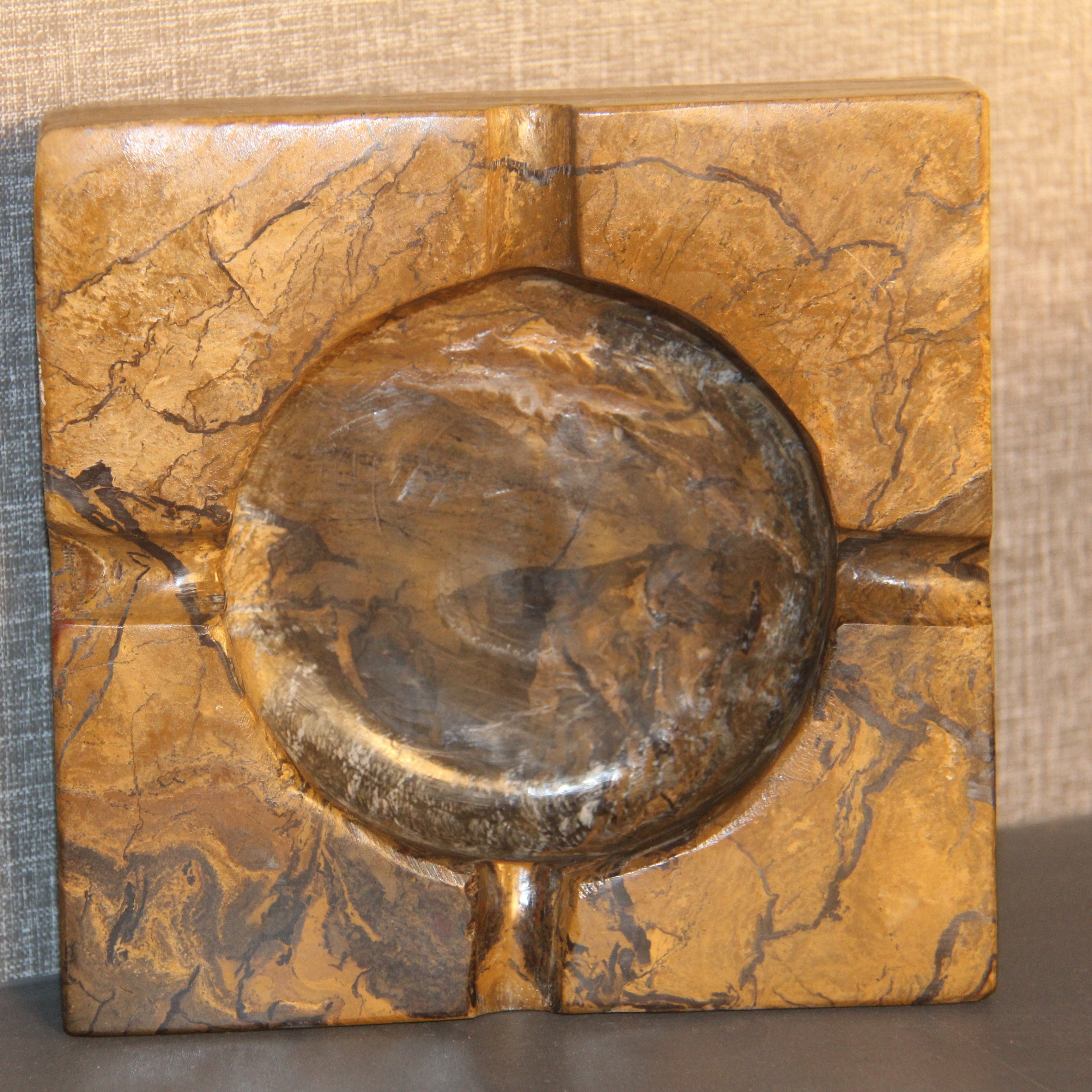 灵璧石，黄蛐蟮烟灰缸