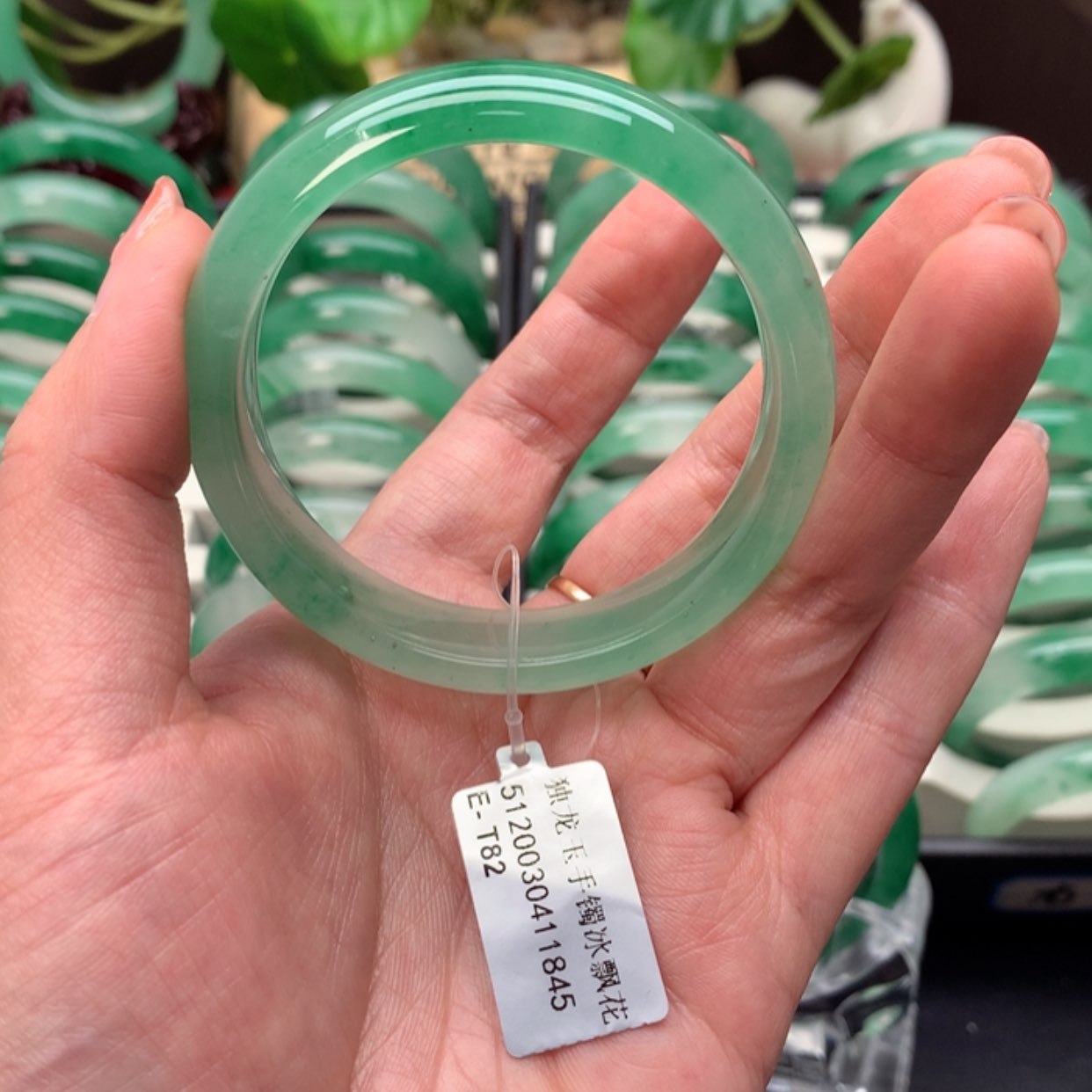 【闪购商品】石英质玉手镯未镶嵌企*
