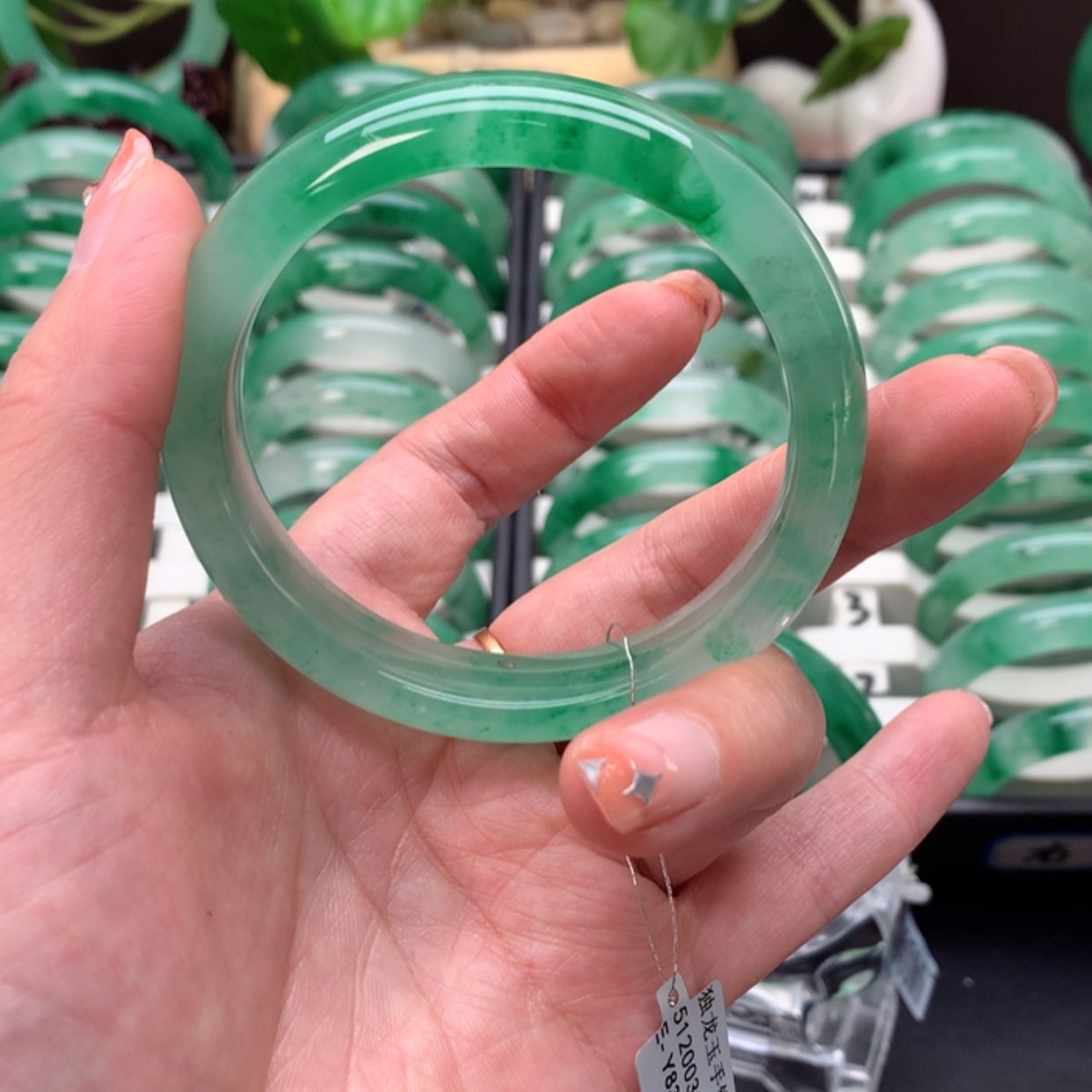 【闪购商品】石英质玉手镯合金尹**?