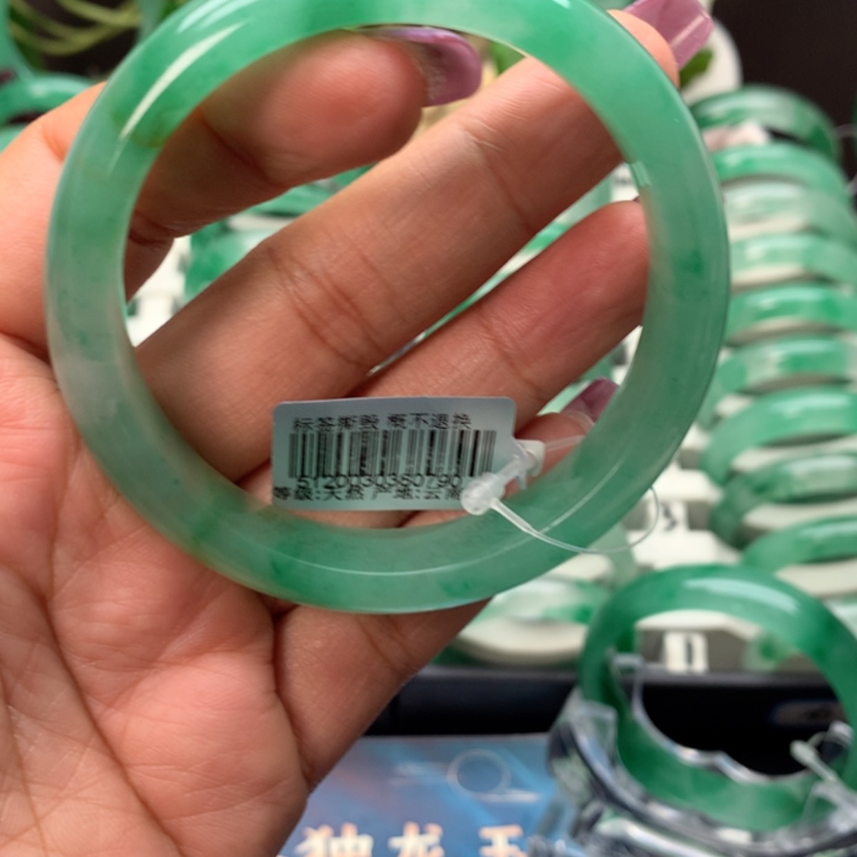 【闪购商品】石英质玉手镯未镶嵌王*霞
