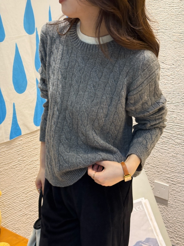 【MEGANLE】胶片 圆领绞花假两件拼接长袖针织上衣2024551